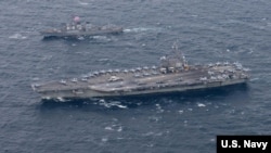 미한 해군이 18일 동해에서 북한의 해상도발에 대비한 연합 해상훈련을 하고 있다. 아래부터 미국 해군 원자력추진 항공모함 로널드레이건호, 미국 해군의 알레이버크급 구축함 스테덤호.