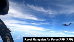 ملائیشیا کی ایئر فورس کی جاری کردہ تصویر جس میں دعوے کے مطابق چین کے جنگی طیارے ملائیشیا کی فضائی حدود کی خلاف ورزی کے مرتکب ہوئے ہیں (اے ایف پی)
