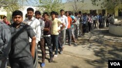 Long lines at a polling station on the outskirts of New Delhi, April 10, 2014. (Anjana Pasricha/VOA)