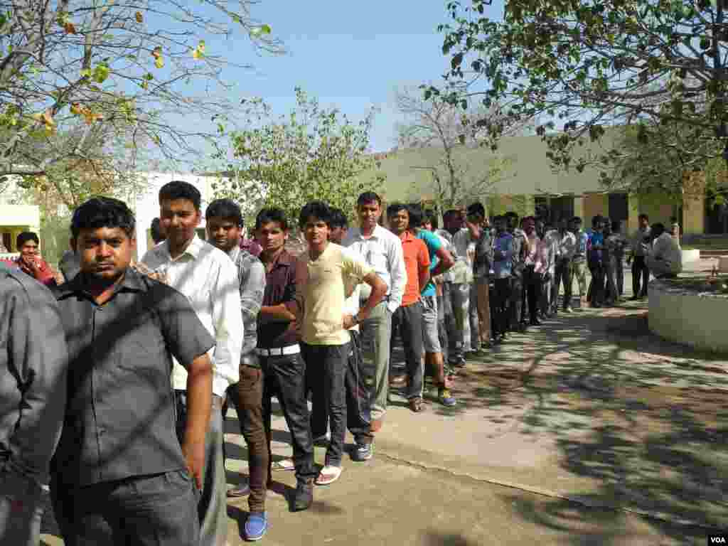 Long lines at a polling station on the outskirts of New Delhi, April 10, 2014. (Anjana Pasricha/VOA)