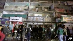 이슬람 수니파 무장단체 ISIL이 11일 이라크 바그다드 쇼핑몰에서 총격을 가해 적어도 18명을 살해했다. 총격 사건이 발생한 쇼핑몰 앞에 사람들이 몰려있다. 