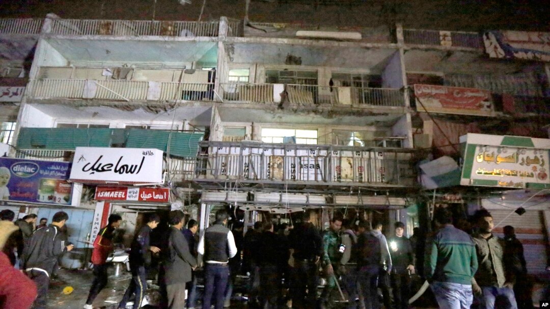 Orang-orang berkumpul di depan mall di Baghdad, Irak, 11 Januari 2016. Pria bersenjata menyerbu mall tersebut dan melepaskan tembakan kepada pengunjung mall sebelum meledakkan diri.