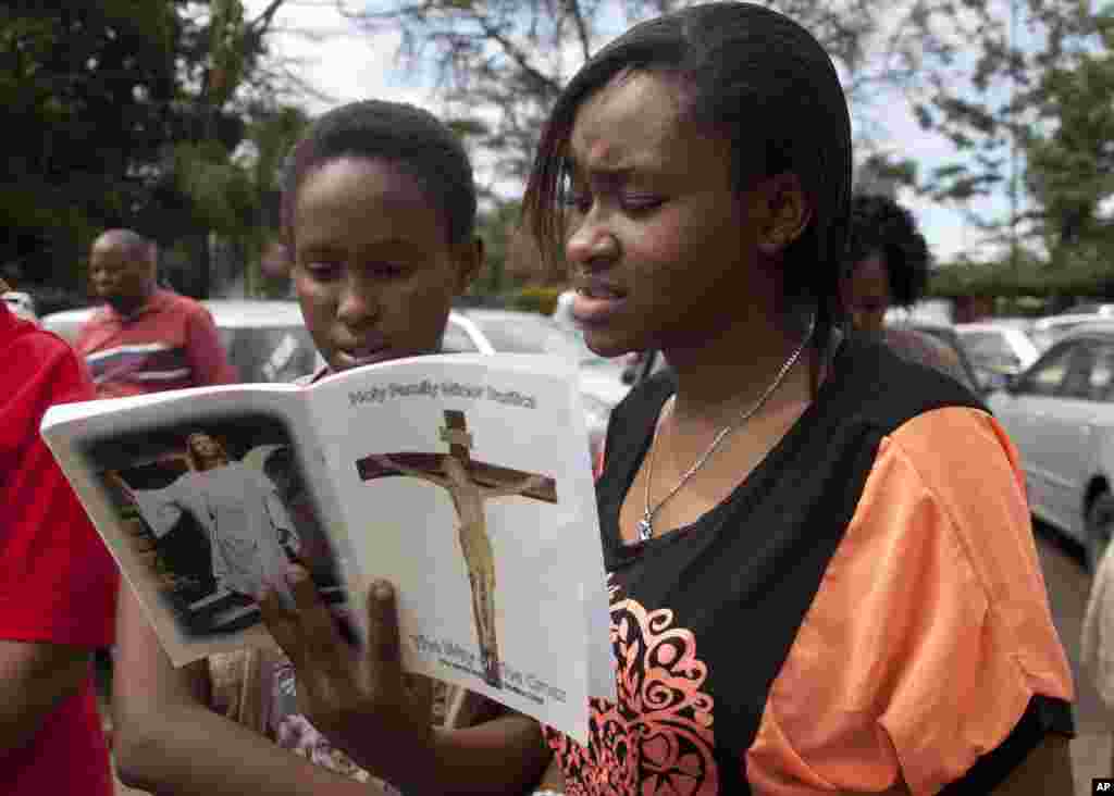 Christian faithful pray near the Holy Family Basilica in Nairobi, Kenya, April 3, 2015 on Good Friday during the Holy Week of Easter.