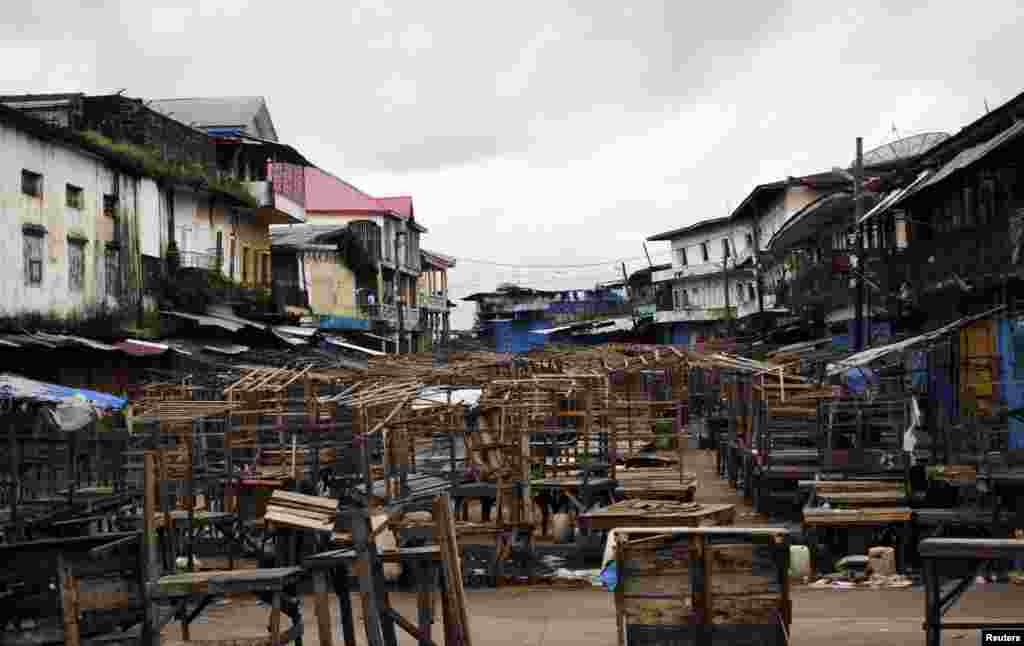 A marketplace stands empty in the West Point quarantined neighborhood of Liberia&#39;s capital Monrovia, Aug. 20, 2014.