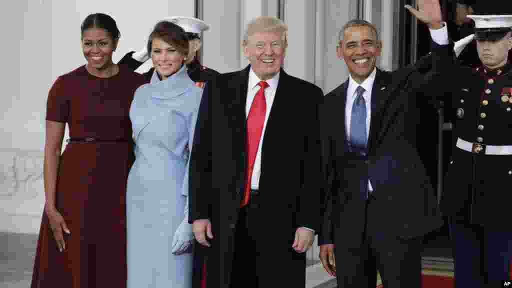 Barack Obama et Michelle accueillent Donald Trump et Melania à l’entrée de la Maison Blanche, le 20 janvier 2017. 