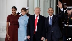 Barack et Michelle Obama accueillent Donald Trump et son épouse Melania à la Maison Blanche à Washington, le 20 janvier 2017.