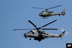 Borbeni helikopter ruske proizvodnje MI-35, praćen francuskom "Gazelom", tokom prikaza sposobnosti Vojske Srbije, iznad Batajnice, Beograd, 19. oktobra 2019.