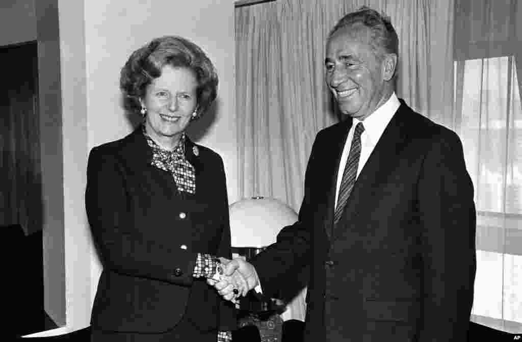 شیمون پرز و مارگارت تاچر نخست وزیر بریتانیا، ۱۹۸۵.
