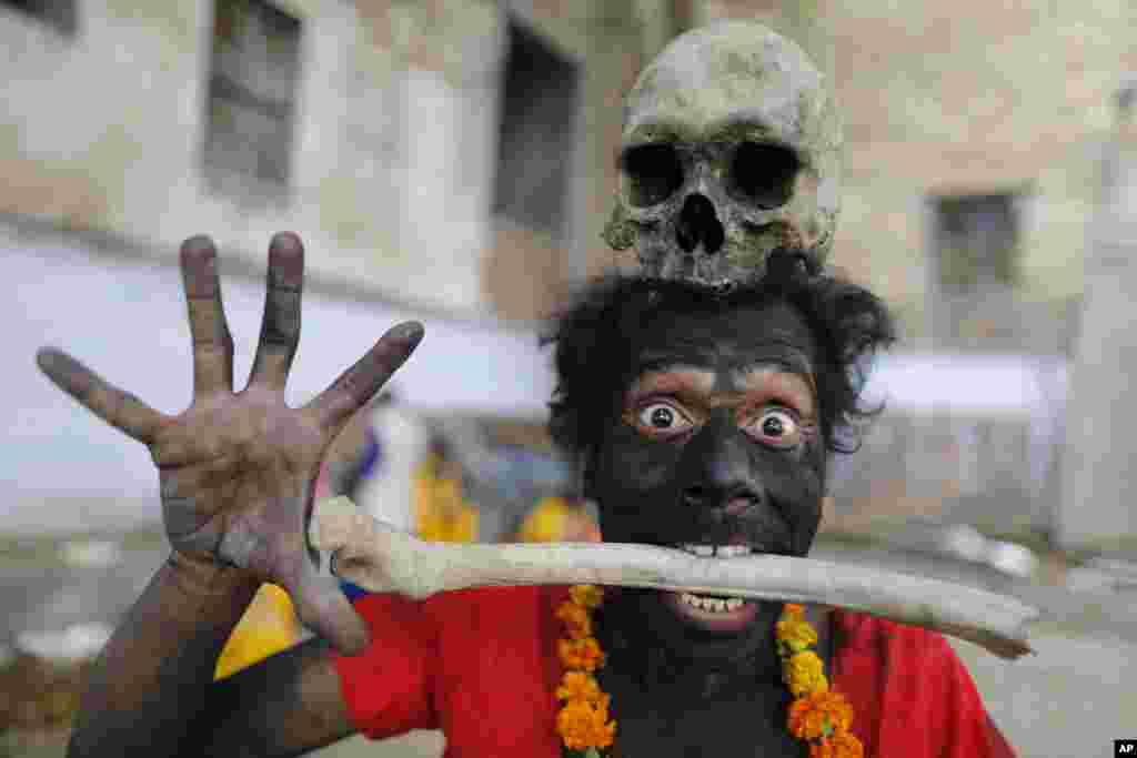 یک هندو&nbsp;&nbsp;در حاشیه یک مراسم مذهبی در الله&zwnj;آباد شهری در ایالت اوتار پرادش در شمال کشور هند. فستیوال شیوارتری برای تکریم &laquo;شیوا&raquo; از خدایان اصلی هندوها برگزار می&zwnj;شود.&nbsp;