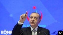 Le président turqye Recep Tayyip Erdogan parle lors d'un rassemblement à Istanbul, le 21 juillet 2017.