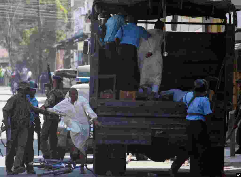 Polisi wa wapandisha vijani ndani ya lori la idara ya usalama Mombasa