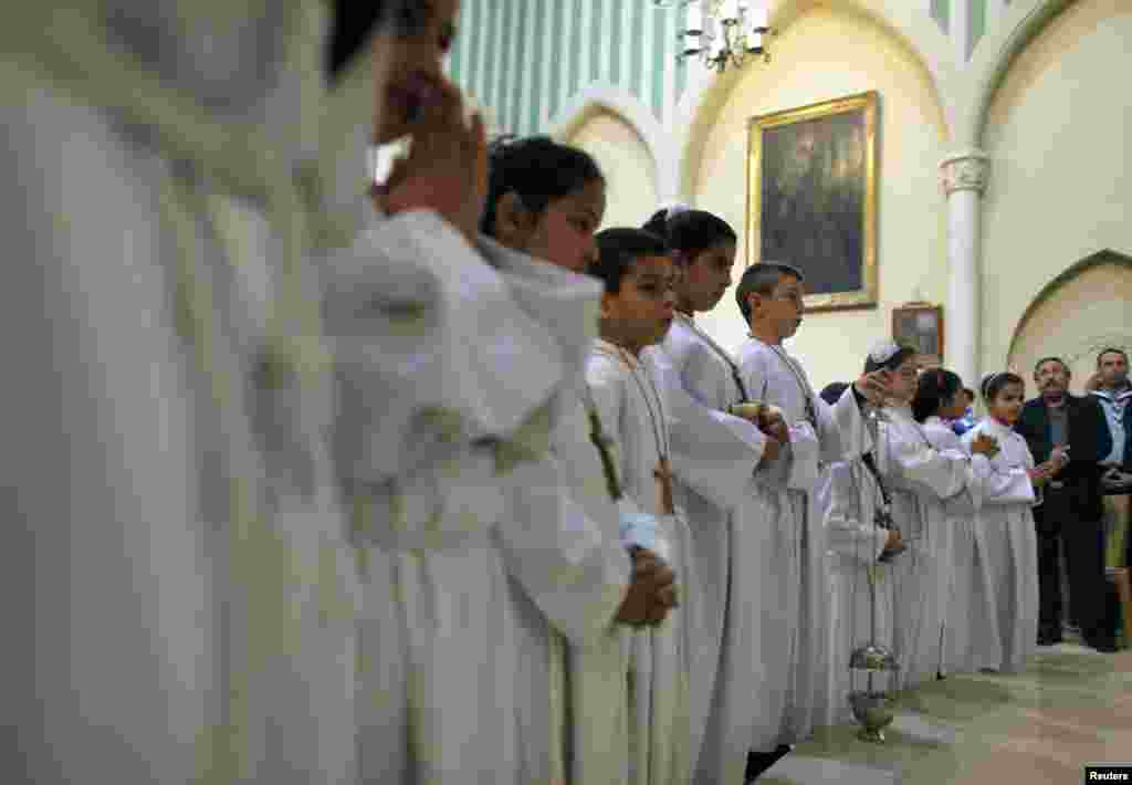 2012年11月18日，巴勒斯坦基督教信徒在西岸城鎮貝特加拉的天主教堂內祈禱，顯示團結。