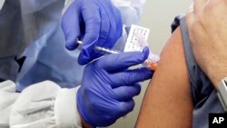 Una farmacéutica explioca a la Voz de América las fases que tiene el desarrollo de una vacuna y lo que puede tardar en ser efectiva en el uso amplio de personas.