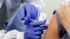 一名美国人在西雅图参加新冠病毒疫苗研发的第一阶段安全性人体试验。（2020年3月16日）