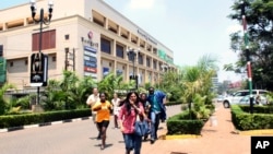 Người dân chạy khỏi Trung tâm Mua sắm Westgate ở Nairobi, Kenya, 21/9/2013
