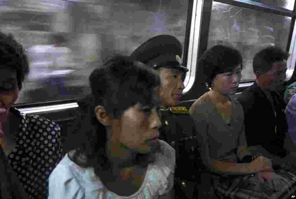 지난 1일 평양 지하철을 이용해 출근하는 북한 주민들.