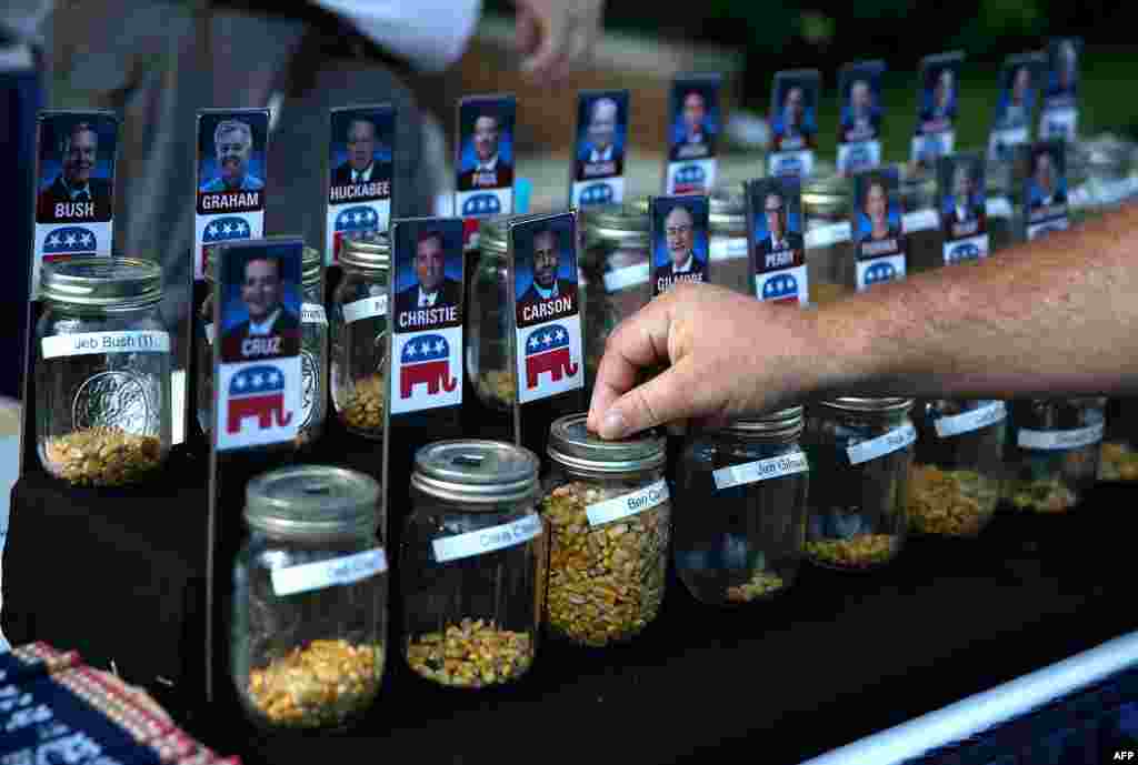 A fair-goer places a vote for U.S. Republican presidential hopeful Ben Carson during the Iowa State Fair in Des Moines, Iowa. Candidates are addressing attendees at the Iowa State Fair on the Des Moines Register Presidential Soapbox stage.