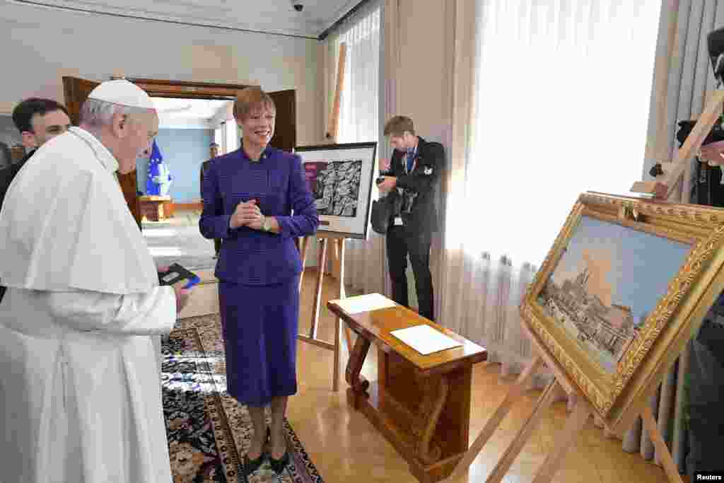 دیدار پاپ فرانسیس رهبر کاتولیک های جهان با رئیس جمهوری استونی در کاخ ریاست جمهوری در تالین پایتخت استونی