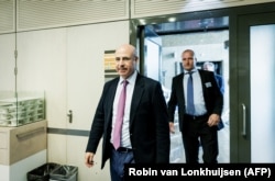 NETHERLANDS -- CEO of Hermitage Capital Management Bill Browder (L), a former Moscow financier turned anti-Kremlin activist, walks in the House of Representatives in The Hague, May 23, 2018