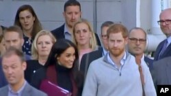 Pangeran Harry dan Meghan Markle saat tiba di bandara Sydney, Australia dalam lawatan Pasifik, Senin (15/10).