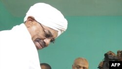 Le président soudanais Omar el-Béchir lors de l’élection présidentielle à Khartoum le 13 avril 2015.