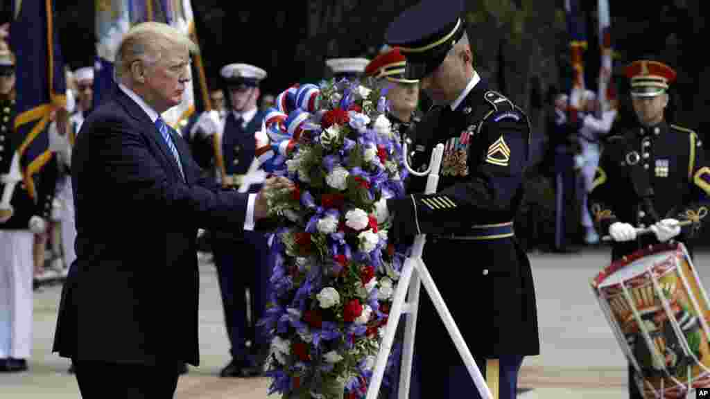 Shugaban&nbsp; Donald Trump ya halarci bikin ranar tunawa da sojojin da suka kwanta dama a makabartar Arlington dake jihar Virginia, ranar 29 &nbsp;ga watan Mayu&nbsp; 2017. &nbsp;