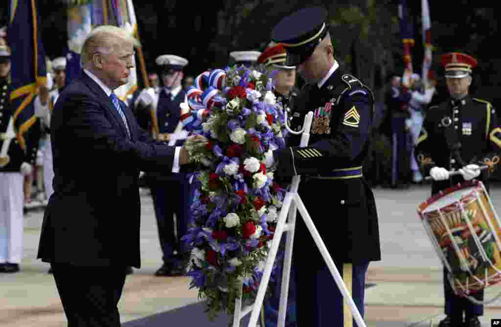 Presiden Donald Trump ikut upacara peletakan karangan bunga di Taman Makam Pahlawan di Arlington, Virginia, 29 Mei 2017.