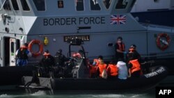 Британські прикордонники висаджують мігрантів з човна в англійському порту Дувр 13 серпня 2020 р.