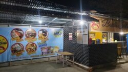 Salah seorang pelaku usaha yang hanya melayani pembelian makanan yang langsung dibawa pulang (take-out) (Foto: Yoanes Litha).