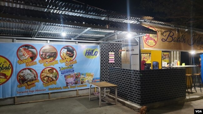 Salah seorang pelaku usaha yang hanya melayani pembelian makanan yang langsung dibawa pulang (take-out) (Foto: Yoanes Litha).