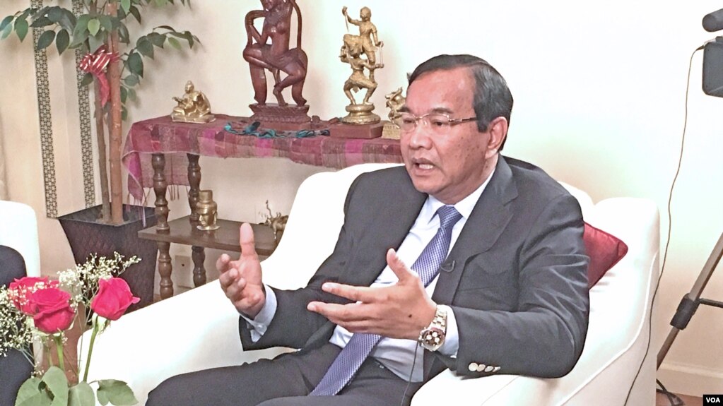 លោក ប្រាក់ សុខុន រដ្ឋមន្ត្រី​ក្រសួង​ការបរទេស​កម្ពុជា បាន​ផ្តល់​បទសម្ភាសន៍​ផ្តាច់​មុខ ដល់​ VOA នៅ​ក្នុង​អំឡុង​ពេល​លោក​ចូលរួម​កិច្ច​ប្រជុំ​មហាសន្និបាត​អង្គការ​សហប្រជាជាតិ នៅ​បុរី​ញូវយ៉ក សហរដ្ឋ​អាមេរិក កាលពី​ថ្ងៃទី២៣ ខែ​កញ្ញា ឆ្នាំ២០១៧។ (ប៉ូច រាសី/VOA)
