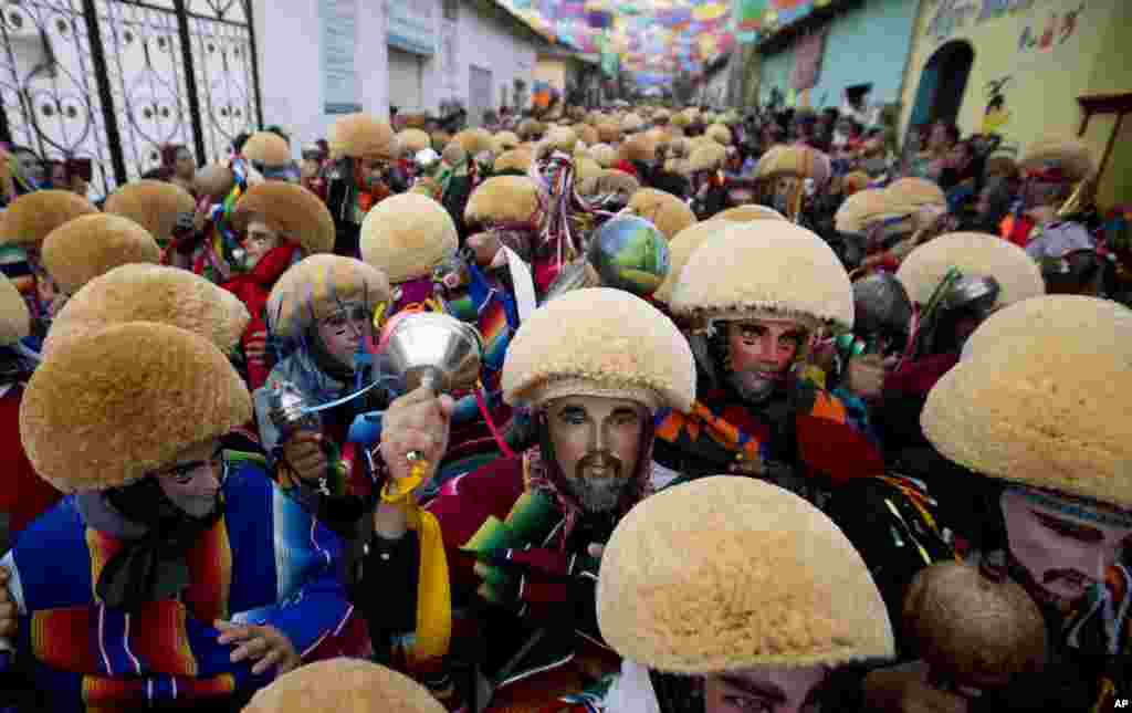 멕시코 치파스데코르조에서 가톨릭 성인들을 기리는 파라치코스 축제가 열린 가운데, 참가자들이 나무로 만든 탈을 쓰고 있다.