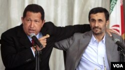 Los presidentes de Venezuela, Hugo Chávez y de Irán, Mahmoud Amadineyad, en Teherán en 2009.