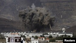 Meski gencatan senjata diberlakukan Selasa (12/5), koalisi pimpinan Saudi membom lokasi militer Houthi di Sana'a, Yaman (12/5).