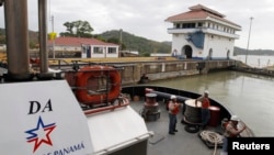 Exclusas de Pedro Miguel en el Canal de Panama. La zona libre del Canal se ha visto en problemas por el impago de Venezuela.