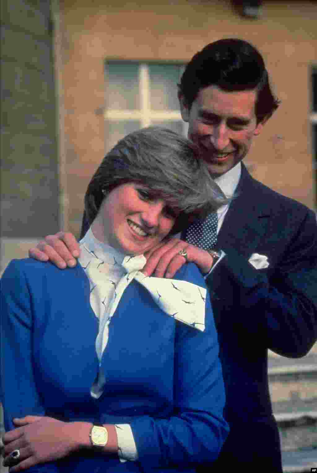 امروز در تاریخ: سال ۱۹۸۱ - اعلام نامزدی پرنس چارلز شاهزاده ولز، و دایانا جلوی کاخ باکینگهام در لندن.