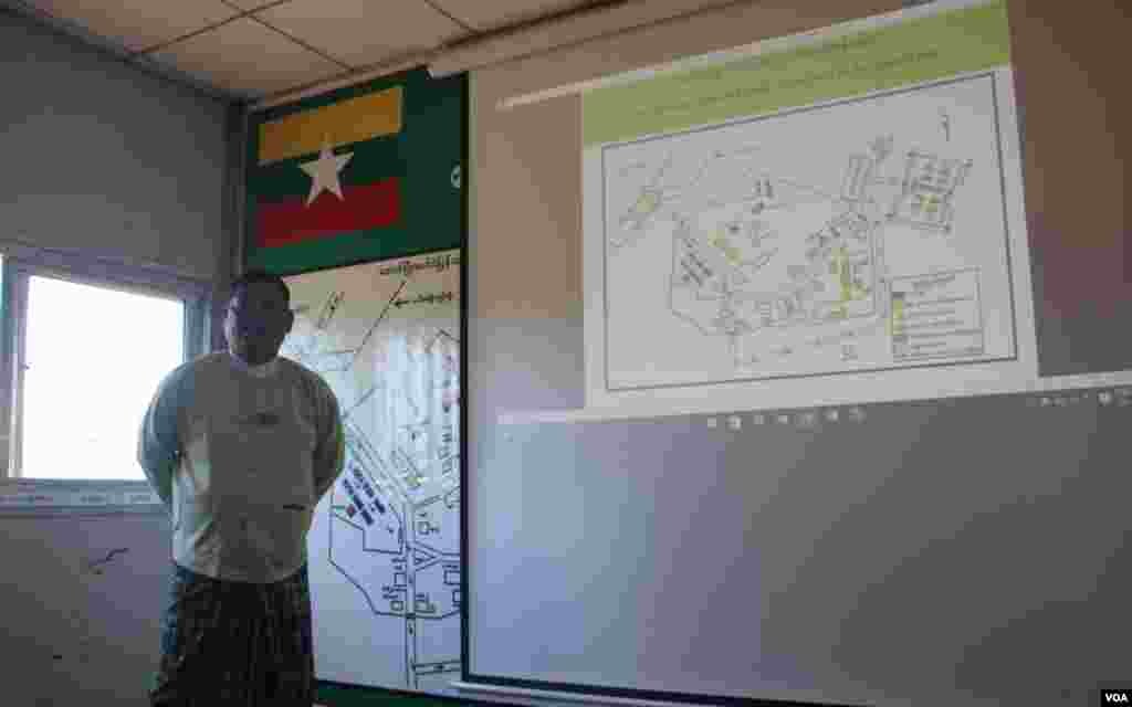 ေတာင္ၿပိဳလက္ဝဲ လက္ခံေရးစခန္းတြင္လုပ္ေဆာင္ထားသည္မ်ားကုိ ရွင္းလင္းေျပာျပေနသည့္ စခန္းတာဝန္ခံ ေထြ/အုပ္ဦးစီးဌာန ဒုၫႊန္မွဴး ဦးစိုးထြန္း