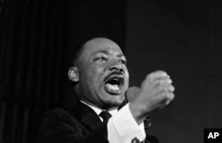 1965년 흑인 운동가인 마틴 루서 킹 주니어 목사가 앨라배마주 셀마에서 연설하고 있다.