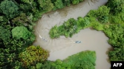 Foto yang diabadikan dengan menggunakan drone pada 12 Januari 2019 menunjukkan jagawana menggunakan kapal motor berpatroli di kawasan ekosistem Leuser dekat Suaq Balimbing, Provinsi Aceh.