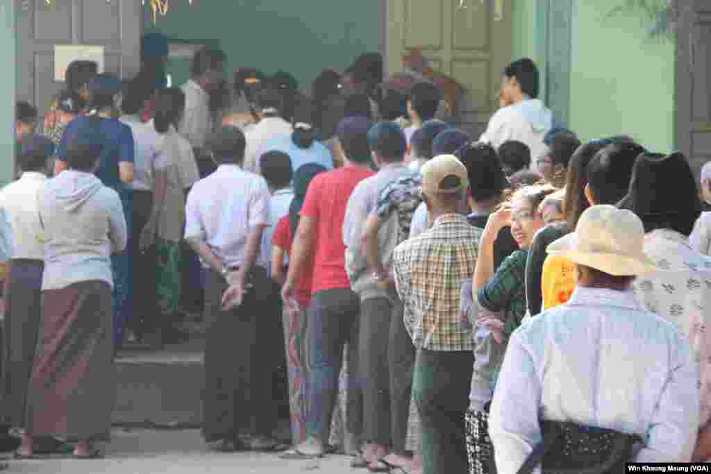 Voters are seen lining up at a polling station in Pyay Township, Nov. 8, 2015.