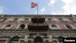 Bendera Amerika berkibar di luar Konsulat AS di St. Petersburg, Russia, 31 Juli 2017.