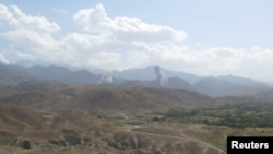 ARSIP – Asap membumbung setelah serangan udara AS menghantam aktivitas pemberontak di provinsi Nangarhar, Afghanistan, 7 Juli 2018 (foto: Reuters/James Mackenzie)