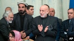 Afg'onistonning sobiq Prezidenti Hamid Karzay (o'ngdan ikkinchi) Moskvada Tolibon vakillari bilan o'tgan muzokaralarda. 6-fevral, 2019