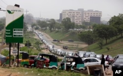 FILE - Cars queue to buy fuel at a petrol station in Abuja, Nigeria, April 1, 2016.