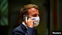 20 Temmuz 2020 - Fransa Cumhurbaşkanı Emmanuel Macron Brüksel'deki Avrupa Birliği zirvesinde akıllı telefonla bir görüşme yapıyor. 