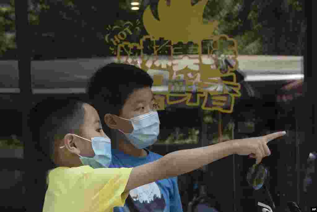 စကာၤပူနိုင်ငံ Beijing မြို့က&nbsp;နှာခေါင်းစည်းတပ်ထားတဲ့ ကလေး&nbsp;နှစ်ဦး။ (ဇွန် ၁၉၊ ၂၀၂၀)