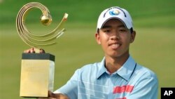2012年11月4号在泰国的春武里府阿玛塔温泉乡村俱乐部的赢得亚太高尔夫球业余球赛冠军奖杯的的中国选手关天朗在该俱乐部手举奖杯留影。