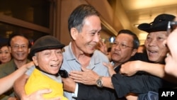 Dissident Vietnamese blogger Nguyen Van Hai, center, greets supporters at Los Angeles International Airport in California on Oct. 21, 2014.