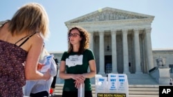 Danielle Fulfs, de la coalición del estado de Washington para abolir la pena de muerte, este lunes, 29 de junio de 2015, frente a la Corte Suprema de EE.UU. en Washington, D.C.
