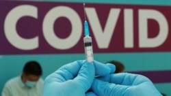 Seorang petugas kesehatan menyiapkan dosis vaksin Sputnik V (Gam-COVID-Vac) terhadap COVID-19 di pusat vaksinasi di Gostiny Dvor di Moskow, Rusia, 6 Juli 2021. (Foto: REUTERS/Tatyana Makeyeva)
